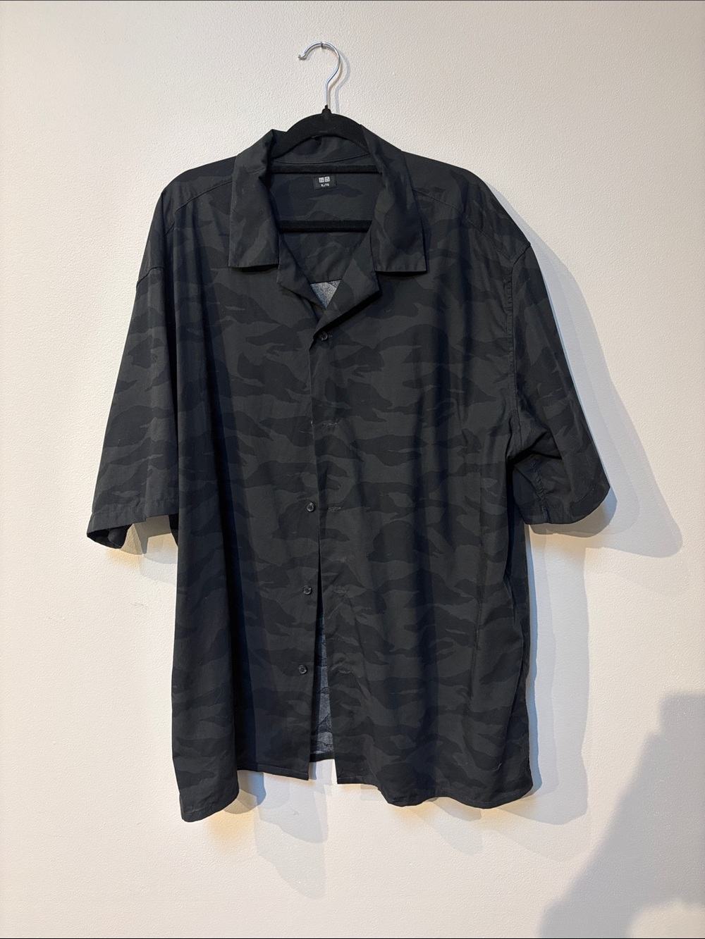 Uniqlo Men's Black Camouflage Short-Sleeve Button-Down Shirt